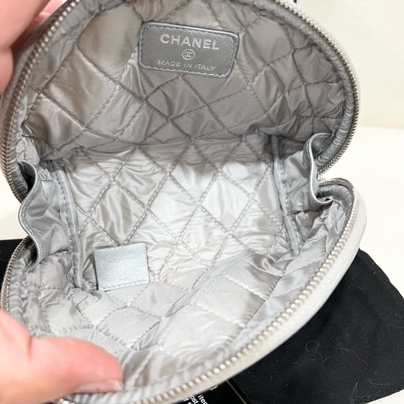 🔥🔥LiKe new Chanel Reissue Metallic Silver cosmetic Bag - Picture 6 of 9